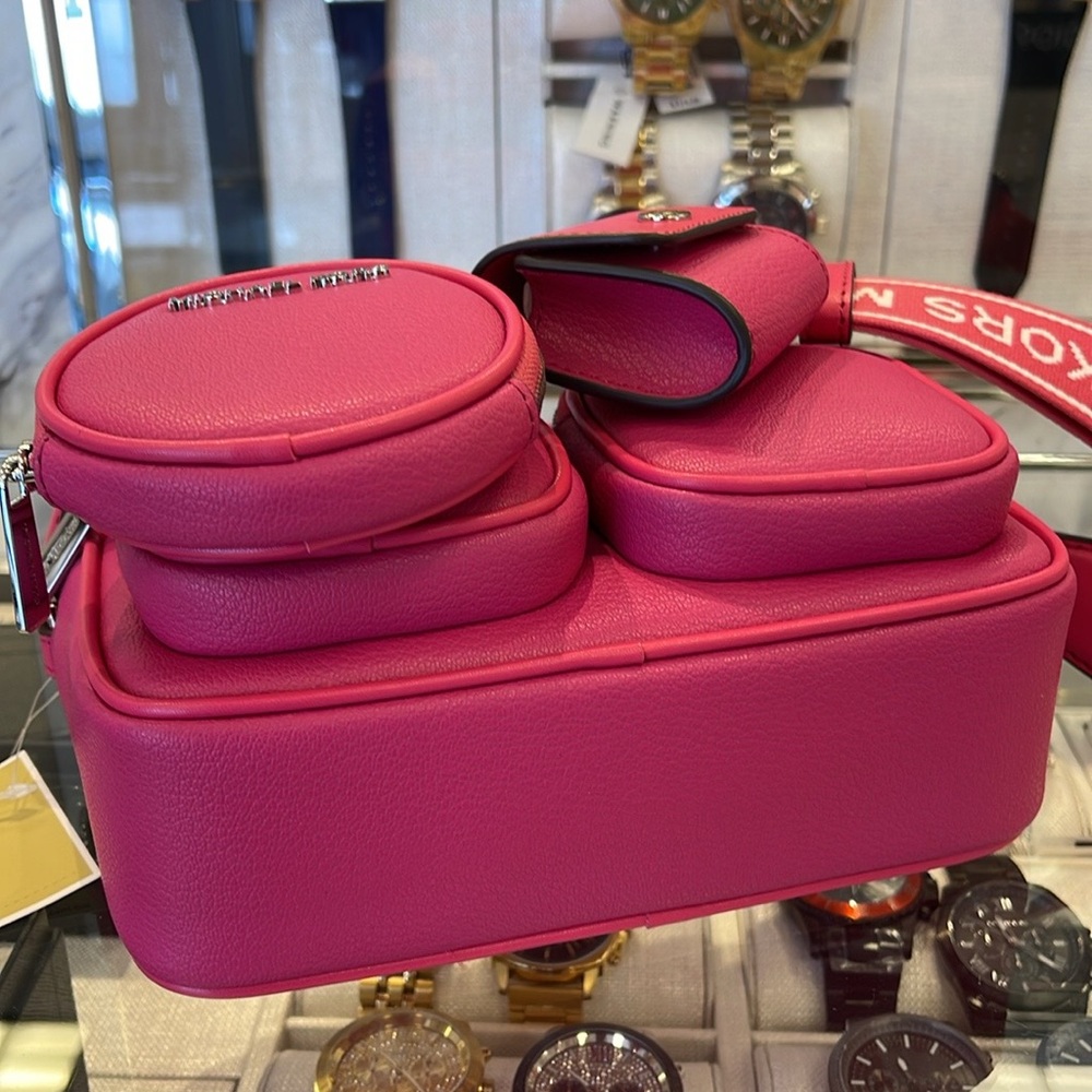 Michael Kors Jet Set Leather Md Crossbody Bag Case Apple AirPods Pro
Dragonfruit - Picture 5 of 16